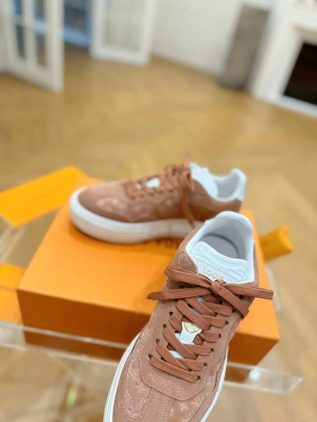 👟👟Ex-factory price 620👟👟Men's size +10 Same style for men and women🔥🔥𝐋𝐕 𝐃𝐢𝐬𝐜𝐨𝐯𝐞𝐫𝐲 2024 new sports shoes thick sole casual ❗️❗️ original purchase development and production LV Discovery lace-up shoes were unveiled at Louis Vuitton's fourth show. They are made of technical mesh fabric and metallic synthetic materials to create a streamlined design. Brand elements embellish the upper and lightweight rubber outsole, with technical shoelaces. Fabric: Original imported cowhide + technology mesh Inner lining: Original customized breathable mesh Sole: Original molded ultra-light rubber foam material Bottom thickness: 5.5CM Size: Women's 35-41 (41 customized), Men's 39-46, (45-46 customized)